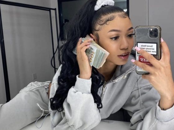 Coi Leray mirror selfie while holding money bills